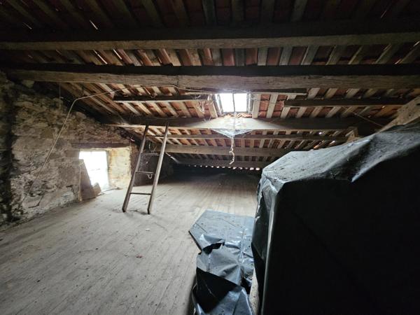 Spacieuse maison de village pleine de caractère et de potentiel
