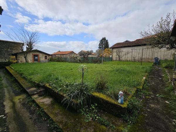 Spacieuse maison de village pleine de caractère et de potentiel