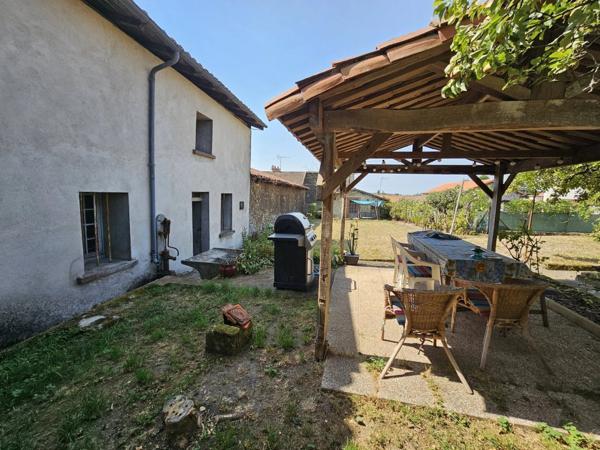 Spacieuse maison de village pleine de caractère et de potentiel