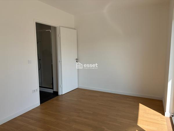 Location Appartement 4 pièces 106.2 m² - Suresnes 92150