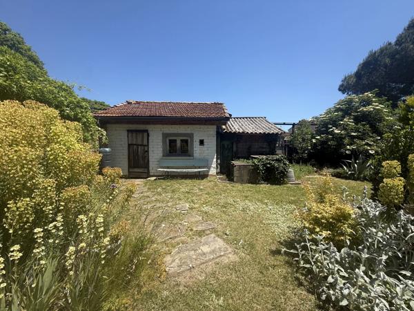 Maison de maitre du 18ème siècle au centre du village
