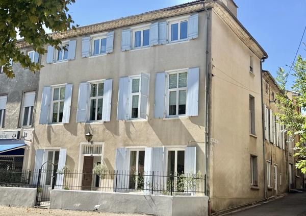 Maison de maitre du 18ème siècle au centre du village