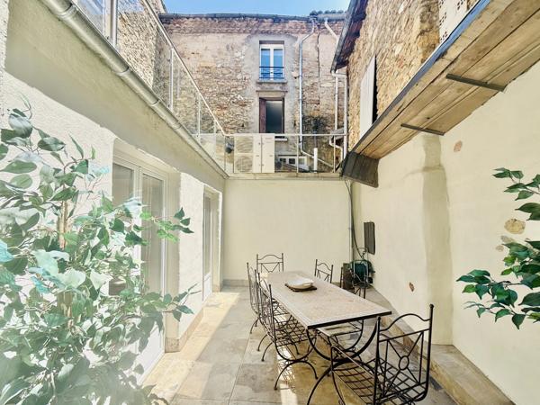 Maison de maitre du 18ème siècle au centre du village