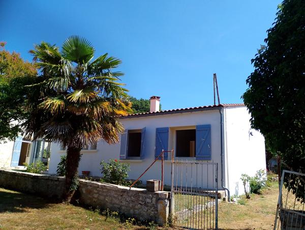 Maison charentaise en pierre de 4 chambres avec une maison d’hôtes de 3 chambres, située entre Jonzac et Pons.
