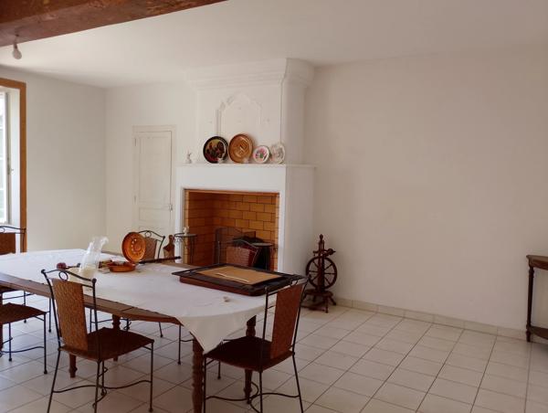 Maison charentaise en pierre de 4 chambres avec une maison d’hôtes de 3 chambres, située entre Jonzac et Pons.
