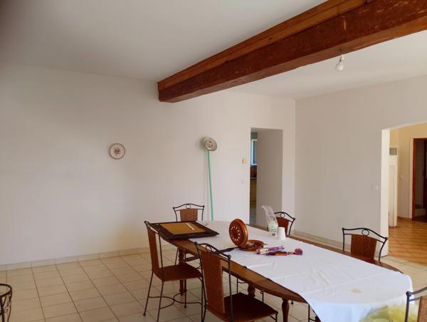 Maison charentaise en pierre de 4 chambres avec une maison d’hôtes de 3 chambres, située entre Jonzac et Pons.