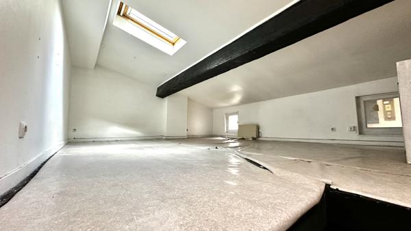Bordeaux (33800) Ensemble de deux lots d'appartements 52 m² et 70 m² au sol au dernier étage