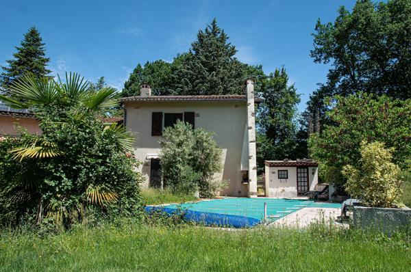 Maison individuelle haut de gamme avec piscine, située au cœur d'un magnifique parc privé