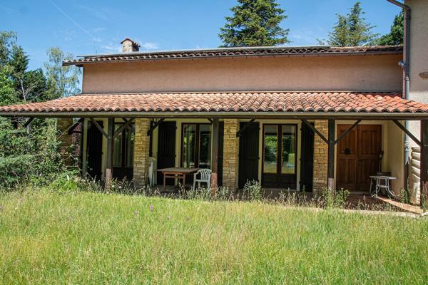 Maison individuelle haut de gamme avec piscine, située au cœur d'un magnifique parc privé