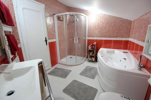Maison individuelle haut de gamme avec piscine, située au cœur d'un magnifique parc privé