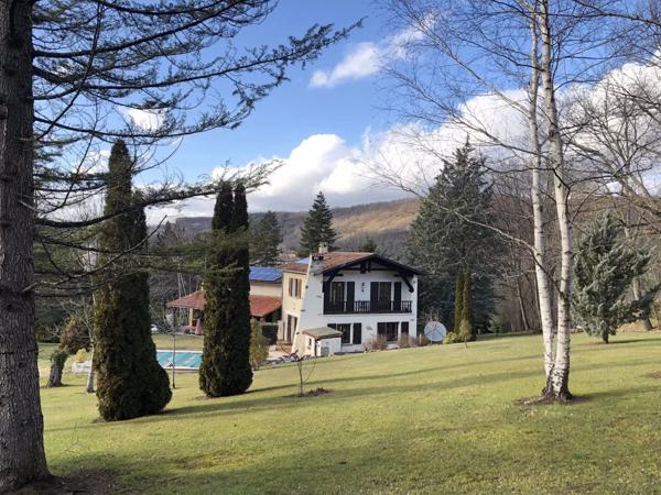 Maison individuelle haut de gamme avec piscine, située au cœur d'un magnifique parc privé