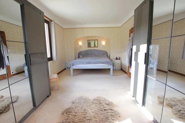 Maison individuelle haut de gamme avec piscine, située au cœur d'un magnifique parc privé