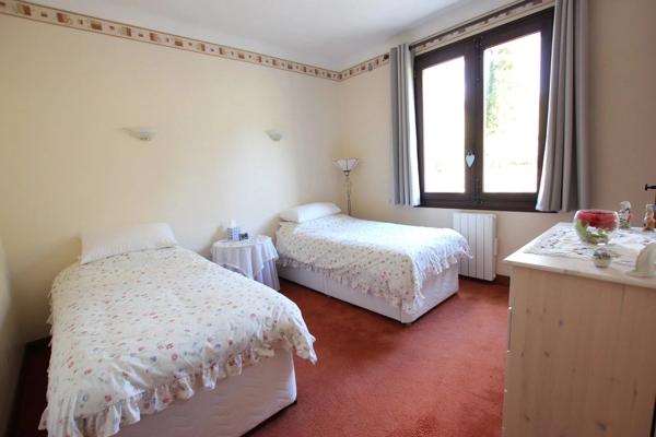 Maison individuelle haut de gamme avec piscine, située au cœur d'un magnifique parc privé