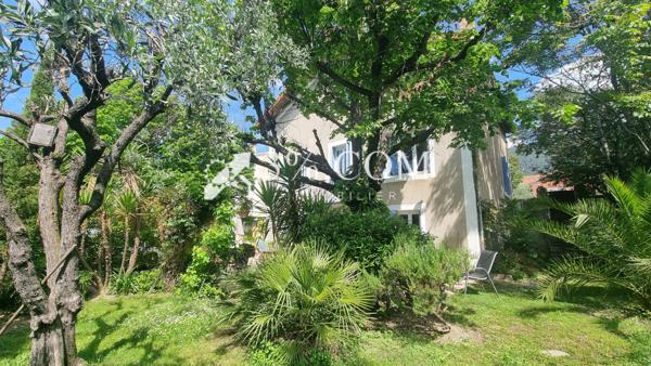 Maison 8 pièce(s) 5 chambre(s) 240 m²