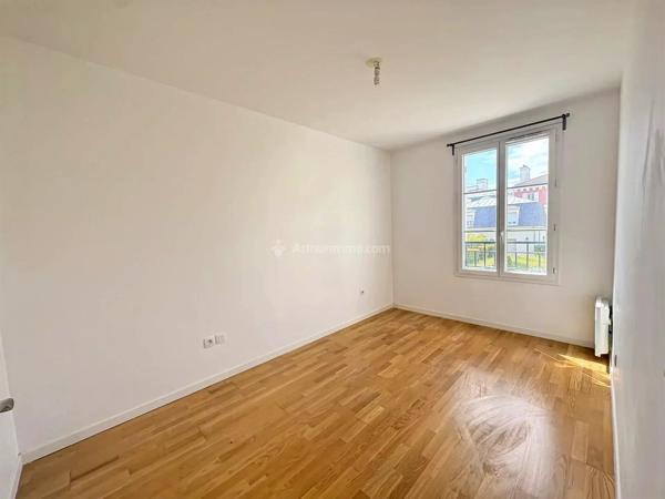 Vente                                                      Appartement
                        
                     4 pièces                      72 m2                     à Serris