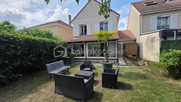 *** EXCLUSIVITÉ BSK IMMOBILIER ***


GOLF de SAINT PIERRE du PERRAY

Maison dune surface de 115 m2 édifiée sur un terrain de 900 m2 donnant sur golf. 

Elle se compose au RDC dune entrée,  placard et WC séparés, cuisine équipée avec accès au garage et un séjour qui se poursuit dans une grande extension véranda chauffée et isolée. 

A l'étage,  le palier dessert 3 chambres,  une SDB et WC séparés.  

Dans les combles aménagés, une grande 4eme chambre ou salle de jeux/cinéma.. 

Une situation privilégiée dans le golf. Proximité écoles, commerces et TZEN pour CARRÉ SÉNART,  GARE RER D à 10 min. 
Une maison bien entretenue (ravalement et révision toiture recents).
Des prestation de qualité : double vitrage,  chaudière à condensation,  garage attenant et communiquant. 

A visiter sans tarder