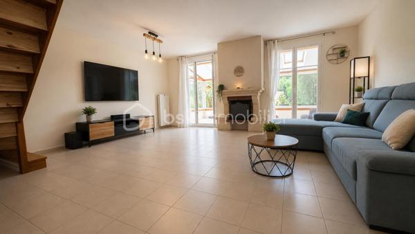 *** EXCLUSIVITÉ BSK IMMOBILIER ***


GOLF de SAINT PIERRE du PERRAY

Maison dune surface de 115 m2 édifiée sur un terrain de 900 m2 donnant sur golf. 

Elle se compose au RDC dune entrée,  placard et WC séparés, cuisine équipée avec accès au garage et un séjour qui se poursuit dans une grande extension véranda chauffée et isolée. 

A l'étage,  le palier dessert 3 chambres,  une SDB et WC séparés.  

Dans les combles aménagés, une grande 4eme chambre ou salle de jeux/cinéma.. 

Une situation privilégiée dans le golf. Proximité écoles, commerces et TZEN pour CARRÉ SÉNART,  GARE RER D à 10 min. 
Une maison bien entretenue (ravalement et révision toiture recents).
Des prestation de qualité : double vitrage,  chaudière à condensation,  garage attenant et communiquant. 

A visiter sans tarder