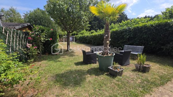 *** EXCLUSIVITÉ BSK IMMOBILIER ***


GOLF de SAINT PIERRE du PERRAY

Maison dune surface de 115 m2 édifiée sur un terrain de 900 m2 donnant sur golf. 

Elle se compose au RDC dune entrée,  placard et WC séparés, cuisine équipée avec accès au garage et un séjour qui se poursuit dans une grande extension véranda chauffée et isolée. 

A l'étage,  le palier dessert 3 chambres,  une SDB et WC séparés.  

Dans les combles aménagés, une grande 4eme chambre ou salle de jeux/cinéma.. 

Une situation privilégiée dans le golf. Proximité écoles, commerces et TZEN pour CARRÉ SÉNART,  GARE RER D à 10 min. 
Une maison bien entretenue (ravalement et révision toiture recents).
Des prestation de qualité : double vitrage,  chaudière à condensation,  garage attenant et communiquant. 

A visiter sans tarder
