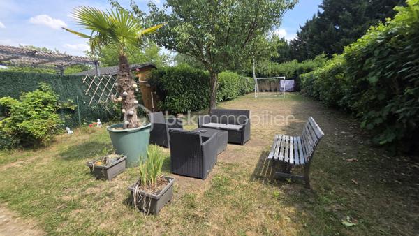 *** EXCLUSIVITÉ BSK IMMOBILIER ***


GOLF de SAINT PIERRE du PERRAY

Maison dune surface de 115 m2 édifiée sur un terrain de 900 m2 donnant sur golf. 

Elle se compose au RDC dune entrée,  placard et WC séparés, cuisine équipée avec accès au garage et un séjour qui se poursuit dans une grande extension véranda chauffée et isolée. 

A l'étage,  le palier dessert 3 chambres,  une SDB et WC séparés.  

Dans les combles aménagés, une grande 4eme chambre ou salle de jeux/cinéma.. 

Une situation privilégiée dans le golf. Proximité écoles, commerces et TZEN pour CARRÉ SÉNART,  GARE RER D à 10 min. 
Une maison bien entretenue (ravalement et révision toiture recents).
Des prestation de qualité : double vitrage,  chaudière à condensation,  garage attenant et communiquant. 

A visiter sans tarder