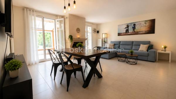 *** EXCLUSIVITÉ BSK IMMOBILIER ***


GOLF de SAINT PIERRE du PERRAY

Maison dune surface de 115 m2 édifiée sur un terrain de 900 m2 donnant sur golf. 

Elle se compose au RDC dune entrée,  placard et WC séparés, cuisine équipée avec accès au garage et un séjour qui se poursuit dans une grande extension véranda chauffée et isolée. 

A l'étage,  le palier dessert 3 chambres,  une SDB et WC séparés.  

Dans les combles aménagés, une grande 4eme chambre ou salle de jeux/cinéma.. 

Une situation privilégiée dans le golf. Proximité écoles, commerces et TZEN pour CARRÉ SÉNART,  GARE RER D à 10 min. 
Une maison bien entretenue (ravalement et révision toiture recents).
Des prestation de qualité : double vitrage,  chaudière à condensation,  garage attenant et communiquant. 

A visiter sans tarder