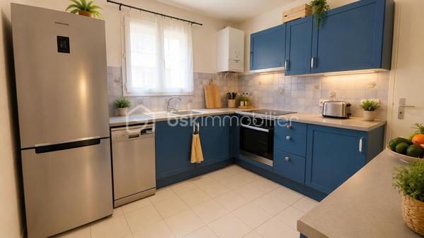 *** EXCLUSIVITÉ BSK IMMOBILIER ***


GOLF de SAINT PIERRE du PERRAY

Maison dune surface de 115 m2 édifiée sur un terrain de 900 m2 donnant sur golf. 

Elle se compose au RDC dune entrée,  placard et WC séparés, cuisine équipée avec accès au garage et un séjour qui se poursuit dans une grande extension véranda chauffée et isolée. 

A l'étage,  le palier dessert 3 chambres,  une SDB et WC séparés.  

Dans les combles aménagés, une grande 4eme chambre ou salle de jeux/cinéma.. 

Une situation privilégiée dans le golf. Proximité écoles, commerces et TZEN pour CARRÉ SÉNART,  GARE RER D à 10 min. 
Une maison bien entretenue (ravalement et révision toiture recents).
Des prestation de qualité : double vitrage,  chaudière à condensation,  garage attenant et communiquant. 

A visiter sans tarder