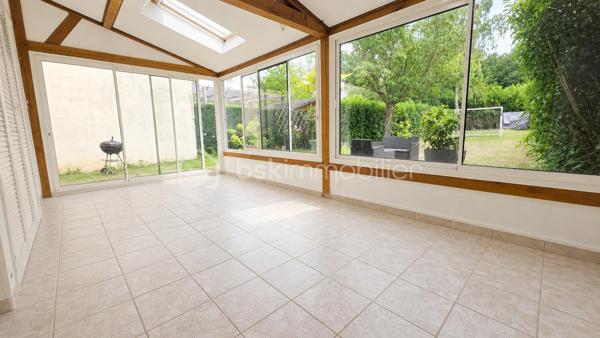*** EXCLUSIVITÉ BSK IMMOBILIER ***


GOLF de SAINT PIERRE du PERRAY

Maison dune surface de 115 m2 édifiée sur un terrain de 900 m2 donnant sur golf. 

Elle se compose au RDC dune entrée,  placard et WC séparés, cuisine équipée avec accès au garage et un séjour qui se poursuit dans une grande extension véranda chauffée et isolée. 

A l'étage,  le palier dessert 3 chambres,  une SDB et WC séparés.  

Dans les combles aménagés, une grande 4eme chambre ou salle de jeux/cinéma.. 

Une situation privilégiée dans le golf. Proximité écoles, commerces et TZEN pour CARRÉ SÉNART,  GARE RER D à 10 min. 
Une maison bien entretenue (ravalement et révision toiture recents).
Des prestation de qualité : double vitrage,  chaudière à condensation,  garage attenant et communiquant. 

A visiter sans tarder