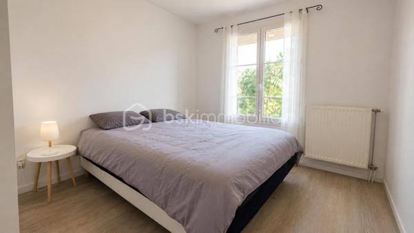 *** EXCLUSIVITÉ BSK IMMOBILIER ***


GOLF de SAINT PIERRE du PERRAY

Maison dune surface de 115 m2 édifiée sur un terrain de 900 m2 donnant sur golf. 

Elle se compose au RDC dune entrée,  placard et WC séparés, cuisine équipée avec accès au garage et un séjour qui se poursuit dans une grande extension véranda chauffée et isolée. 

A l'étage,  le palier dessert 3 chambres,  une SDB et WC séparés.  

Dans les combles aménagés, une grande 4eme chambre ou salle de jeux/cinéma.. 

Une situation privilégiée dans le golf. Proximité écoles, commerces et TZEN pour CARRÉ SÉNART,  GARE RER D à 10 min. 
Une maison bien entretenue (ravalement et révision toiture recents).
Des prestation de qualité : double vitrage,  chaudière à condensation,  garage attenant et communiquant. 

A visiter sans tarder