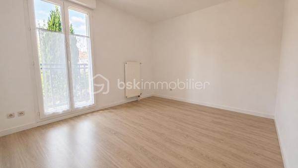 *** EXCLUSIVITÉ BSK IMMOBILIER ***


GOLF de SAINT PIERRE du PERRAY

Maison dune surface de 115 m2 édifiée sur un terrain de 900 m2 donnant sur golf. 

Elle se compose au RDC dune entrée,  placard et WC séparés, cuisine équipée avec accès au garage et un séjour qui se poursuit dans une grande extension véranda chauffée et isolée. 

A l'étage,  le palier dessert 3 chambres,  une SDB et WC séparés.  

Dans les combles aménagés, une grande 4eme chambre ou salle de jeux/cinéma.. 

Une situation privilégiée dans le golf. Proximité écoles, commerces et TZEN pour CARRÉ SÉNART,  GARE RER D à 10 min. 
Une maison bien entretenue (ravalement et révision toiture recents).
Des prestation de qualité : double vitrage,  chaudière à condensation,  garage attenant et communiquant. 

A visiter sans tarder
