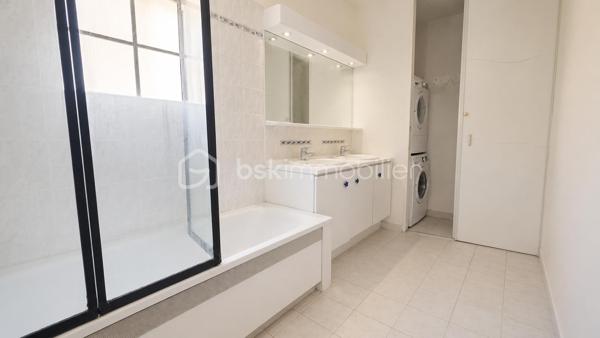 *** EXCLUSIVITÉ BSK IMMOBILIER ***


GOLF de SAINT PIERRE du PERRAY

Maison dune surface de 115 m2 édifiée sur un terrain de 900 m2 donnant sur golf. 

Elle se compose au RDC dune entrée,  placard et WC séparés, cuisine équipée avec accès au garage et un séjour qui se poursuit dans une grande extension véranda chauffée et isolée. 

A l'étage,  le palier dessert 3 chambres,  une SDB et WC séparés.  

Dans les combles aménagés, une grande 4eme chambre ou salle de jeux/cinéma.. 

Une situation privilégiée dans le golf. Proximité écoles, commerces et TZEN pour CARRÉ SÉNART,  GARE RER D à 10 min. 
Une maison bien entretenue (ravalement et révision toiture recents).
Des prestation de qualité : double vitrage,  chaudière à condensation,  garage attenant et communiquant. 

A visiter sans tarder