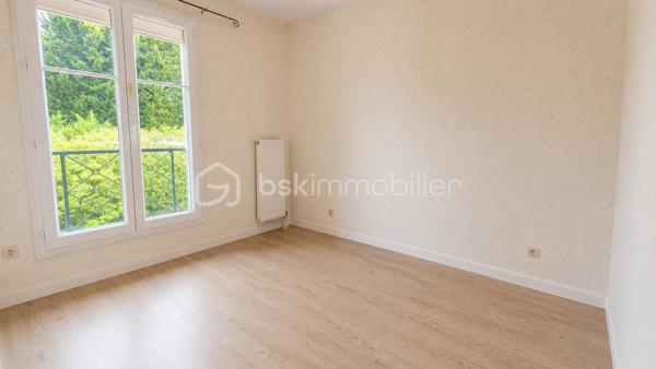 *** EXCLUSIVITÉ BSK IMMOBILIER ***


GOLF de SAINT PIERRE du PERRAY

Maison dune surface de 115 m2 édifiée sur un terrain de 900 m2 donnant sur golf. 

Elle se compose au RDC dune entrée,  placard et WC séparés, cuisine équipée avec accès au garage et un séjour qui se poursuit dans une grande extension véranda chauffée et isolée. 

A l'étage,  le palier dessert 3 chambres,  une SDB et WC séparés.  

Dans les combles aménagés, une grande 4eme chambre ou salle de jeux/cinéma.. 

Une situation privilégiée dans le golf. Proximité écoles, commerces et TZEN pour CARRÉ SÉNART,  GARE RER D à 10 min. 
Une maison bien entretenue (ravalement et révision toiture recents).
Des prestation de qualité : double vitrage,  chaudière à condensation,  garage attenant et communiquant. 

A visiter sans tarder
