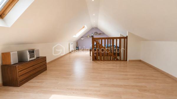 *** EXCLUSIVITÉ BSK IMMOBILIER ***


GOLF de SAINT PIERRE du PERRAY

Maison dune surface de 115 m2 édifiée sur un terrain de 900 m2 donnant sur golf. 

Elle se compose au RDC dune entrée,  placard et WC séparés, cuisine équipée avec accès au garage et un séjour qui se poursuit dans une grande extension véranda chauffée et isolée. 

A l'étage,  le palier dessert 3 chambres,  une SDB et WC séparés.  

Dans les combles aménagés, une grande 4eme chambre ou salle de jeux/cinéma.. 

Une situation privilégiée dans le golf. Proximité écoles, commerces et TZEN pour CARRÉ SÉNART,  GARE RER D à 10 min. 
Une maison bien entretenue (ravalement et révision toiture recents).
Des prestation de qualité : double vitrage,  chaudière à condensation,  garage attenant et communiquant. 

A visiter sans tarder