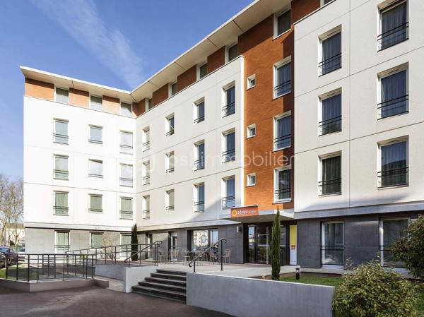 Dans le quartier entièrement rénové de Coligny, l'Adagio Access Orléans accueille les touristes dans cette ville d'art et d'histoire. Cette appartements et climatisés, spacieux et entièrement équipés. Classé résidence de tourisme 3 étoiles, l' Apparthotel propose un choix de services optionnels. Le centre-ville d'Orléans est à quelques minutes en tramway. L'accès est direct vers les axes routiers principaux.

Sous contrat de bail commerciale avec la société PVCP. Ce bien de plus de 20m2 garantira à son propriétaire un loyer de 2.782€ HT par an, soit une rentabilité brute garantie de 7%. Vous souhaitez vous construire un patrimoine sécurisé et/ou créer un complément de revenu retraite garanti, alors ce bien est parfait pour vous. Statut LMNP avec amortissement possible. Photos d'un bien type. A NE PAS LAISSER PASSER !!!
Taxe foncière : 320€
Charges de copropriété par an : 100€