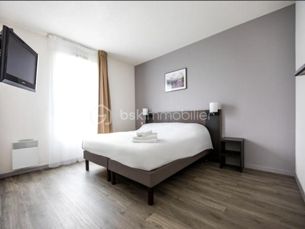 Dans le quartier entièrement rénové de Coligny, l'Adagio Access Orléans accueille les touristes dans cette ville d'art et d'histoire. Cette appartements et climatisés, spacieux et entièrement équipés. Classé résidence de tourisme 3 étoiles, l' Apparthotel propose un choix de services optionnels. Le centre-ville d'Orléans est à quelques minutes en tramway. L'accès est direct vers les axes routiers principaux.

Sous contrat de bail commerciale avec la société PVCP. Ce bien de plus de 20m2 garantira à son propriétaire un loyer de 2.782€ HT par an, soit une rentabilité brute garantie de 7%. Vous souhaitez vous construire un patrimoine sécurisé et/ou créer un complément de revenu retraite garanti, alors ce bien est parfait pour vous. Statut LMNP avec amortissement possible. Photos d'un bien type. A NE PAS LAISSER PASSER !!!
Taxe foncière : 320€
Charges de copropriété par an : 100€