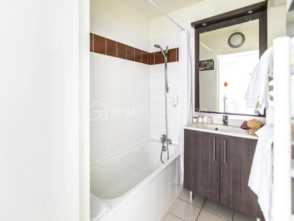Dans le quartier entièrement rénové de Coligny, l'Adagio Access Orléans accueille les touristes dans cette ville d'art et d'histoire. Cette appartements et climatisés, spacieux et entièrement équipés. Classé résidence de tourisme 3 étoiles, l' Apparthotel propose un choix de services optionnels. Le centre-ville d'Orléans est à quelques minutes en tramway. L'accès est direct vers les axes routiers principaux.

Sous contrat de bail commerciale avec la société PVCP. Ce bien de plus de 20m2 garantira à son propriétaire un loyer de 2.782€ HT par an, soit une rentabilité brute garantie de 7%. Vous souhaitez vous construire un patrimoine sécurisé et/ou créer un complément de revenu retraite garanti, alors ce bien est parfait pour vous. Statut LMNP avec amortissement possible. Photos d'un bien type. A NE PAS LAISSER PASSER !!!
Taxe foncière : 320€
Charges de copropriété par an : 100€