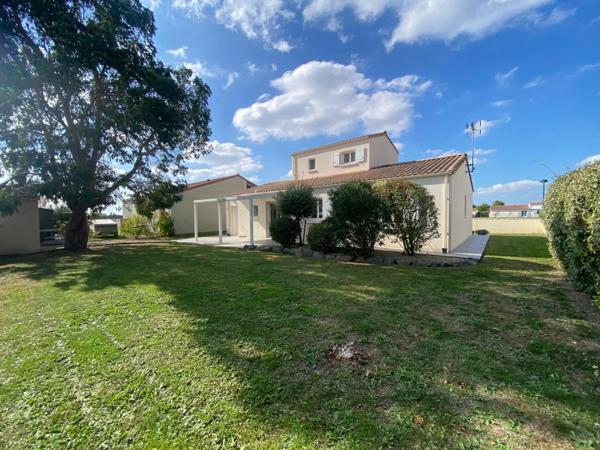 SAINT MICHEL EN L'HERM (85) AU CALME ET A 5 MIN DES PLAGES VILLA 2015 GRAND CONFORT 3 CHAMBRES SUR 600M²