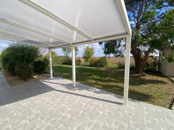 SAINT MICHEL EN L'HERM (85) AU CALME ET A 5 MIN DES PLAGES VILLA 2015 GRAND CONFORT 3 CHAMBRES SUR 600M²