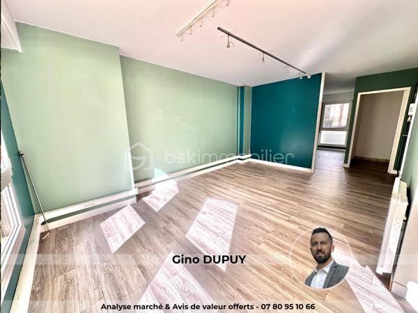 LOCAL COMMERCIAL / BUREAUX – KERFEUNTEUN – QUIMPER

Situé dans le quartier recherché de Kerfeunteun à Quimper, sur un axe passant offrant une excellente visibilité, découvrez ce local commercial / bureau d’environ 43 m² situé au rez-de-chaussée d’une petite copropriété.

Le bien se compose actuellement :

* d’un sas d’entrée / espace accueil (5,70m²)
* d’un double bureau ouvert avec demi-cloisonnement (17,73m² et 13,54m²)
* d’un espace lavabo / WC (3,11m²)
* ainsi qu’un coin stockage (3,47m²)

Traversant et lumineux, ce local bénéficie d’une belle exposition ainsi que d’ouvertures en aluminium avec volets roulants.

Une place de parking privative sécurisée, située à l’arrière du bâtiment dans une cour fermée, complète l’ensemble.

Configuration idéale pour une activité libérale, bureaux professionnels, profession paramédicale, agence, showroom ou activité tertiaire.

Possibilité d’évolution vers un usage habitation sous réserve des autorisations administratives et de copropriété nécessaires.

Les + :

* Emplacement visible et accessible
* Parkings et stationnements à proximité immédiate
* Axe passant
* Une place de parking privatif sécurisé
* Local lumineux
* Rez-de-chaussée
* Petite copropriété
* Possibilité habitation
* Secteur recherché de Quimper

- - - Visite uniquement sur rendez-vous - - -

Contact : Gino DUPUY - BSK Immobilier

_________________________________________________

VENTE IMMOBILIÈRE – QUIMPER & Alentours
Échangeons sur votre projet, sans engagement, pour définir la meilleure stratégie de vente.

APPORTEURS D'AFFAIRES
Vous connaissez quelqu'un qui souhaite vendre ou acheter ?
Un simple message suffit pour initier un contact, je m'occupe du reste. Rémunération attractive.

COLLABORATION INTERCABINET
Discutons volontiers d'un partage de mandat ou d'un acheteur en recherche.

_________________________________________________

Honoraires charge vendeur : aucun frais d'agence supplémentaires pour vous.
Le prix affiché est votre prix final hors frais de notaire.