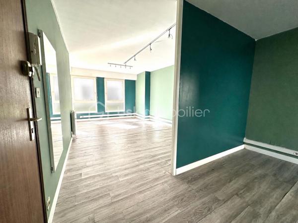LOCAL COMMERCIAL / BUREAUX – KERFEUNTEUN – QUIMPER

Situé dans le quartier recherché de Kerfeunteun à Quimper, sur un axe passant offrant une excellente visibilité, découvrez ce local commercial / bureau d’environ 43 m² situé au rez-de-chaussée d’une petite copropriété.

Le bien se compose actuellement :

* d’un sas d’entrée / espace accueil (5,70m²)
* d’un double bureau ouvert avec demi-cloisonnement (17,73m² et 13,54m²)
* d’un espace lavabo / WC (3,11m²)
* ainsi qu’un coin stockage (3,47m²)

Traversant et lumineux, ce local bénéficie d’une belle exposition ainsi que d’ouvertures en aluminium avec volets roulants.

Une place de parking privative sécurisée, située à l’arrière du bâtiment dans une cour fermée, complète l’ensemble.

Configuration idéale pour une activité libérale, bureaux professionnels, profession paramédicale, agence, showroom ou activité tertiaire.

Possibilité d’évolution vers un usage habitation sous réserve des autorisations administratives et de copropriété nécessaires.

Les + :

* Emplacement visible et accessible
* Parkings et stationnements à proximité immédiate
* Axe passant
* Une place de parking privatif sécurisé
* Local lumineux
* Rez-de-chaussée
* Petite copropriété
* Possibilité habitation
* Secteur recherché de Quimper

- - - Visite uniquement sur rendez-vous - - -

Contact : Gino DUPUY - BSK Immobilier

_________________________________________________

VENTE IMMOBILIÈRE – QUIMPER & Alentours
Échangeons sur votre projet, sans engagement, pour définir la meilleure stratégie de vente.

APPORTEURS D'AFFAIRES
Vous connaissez quelqu'un qui souhaite vendre ou acheter ?
Un simple message suffit pour initier un contact, je m'occupe du reste. Rémunération attractive.

COLLABORATION INTERCABINET
Discutons volontiers d'un partage de mandat ou d'un acheteur en recherche.

_________________________________________________

Honoraires charge vendeur : aucun frais d'agence supplémentaires pour vous.
Le prix affiché est votre prix final hors frais de notaire.