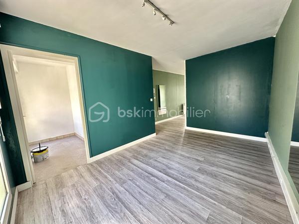 LOCAL COMMERCIAL / BUREAUX – KERFEUNTEUN – QUIMPER

Situé dans le quartier recherché de Kerfeunteun à Quimper, sur un axe passant offrant une excellente visibilité, découvrez ce local commercial / bureau d’environ 43 m² situé au rez-de-chaussée d’une petite copropriété.

Le bien se compose actuellement :

* d’un sas d’entrée / espace accueil (5,70m²)
* d’un double bureau ouvert avec demi-cloisonnement (17,73m² et 13,54m²)
* d’un espace lavabo / WC (3,11m²)
* ainsi qu’un coin stockage (3,47m²)

Traversant et lumineux, ce local bénéficie d’une belle exposition ainsi que d’ouvertures en aluminium avec volets roulants.

Une place de parking privative sécurisée, située à l’arrière du bâtiment dans une cour fermée, complète l’ensemble.

Configuration idéale pour une activité libérale, bureaux professionnels, profession paramédicale, agence, showroom ou activité tertiaire.

Possibilité d’évolution vers un usage habitation sous réserve des autorisations administratives et de copropriété nécessaires.

Les + :

* Emplacement visible et accessible
* Parkings et stationnements à proximité immédiate
* Axe passant
* Une place de parking privatif sécurisé
* Local lumineux
* Rez-de-chaussée
* Petite copropriété
* Possibilité habitation
* Secteur recherché de Quimper

- - - Visite uniquement sur rendez-vous - - -

Contact : Gino DUPUY - BSK Immobilier

_________________________________________________

VENTE IMMOBILIÈRE – QUIMPER & Alentours
Échangeons sur votre projet, sans engagement, pour définir la meilleure stratégie de vente.

APPORTEURS D'AFFAIRES
Vous connaissez quelqu'un qui souhaite vendre ou acheter ?
Un simple message suffit pour initier un contact, je m'occupe du reste. Rémunération attractive.

COLLABORATION INTERCABINET
Discutons volontiers d'un partage de mandat ou d'un acheteur en recherche.

_________________________________________________

Honoraires charge vendeur : aucun frais d'agence supplémentaires pour vous.
Le prix affiché est votre prix final hors frais de notaire.
