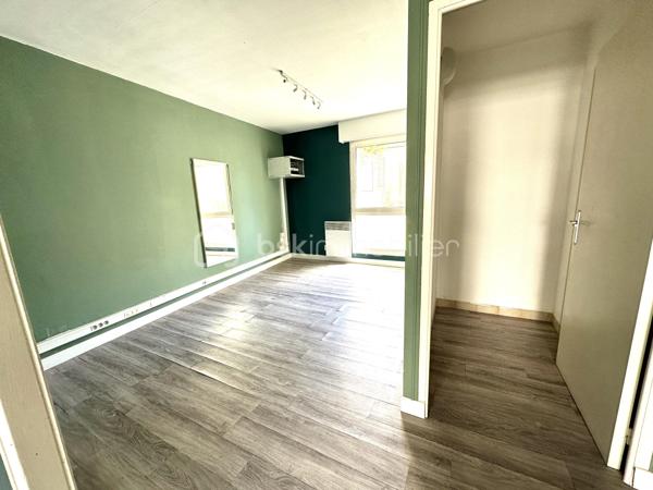 LOCAL COMMERCIAL / BUREAUX – KERFEUNTEUN – QUIMPER

Situé dans le quartier recherché de Kerfeunteun à Quimper, sur un axe passant offrant une excellente visibilité, découvrez ce local commercial / bureau d’environ 43 m² situé au rez-de-chaussée d’une petite copropriété.

Le bien se compose actuellement :

* d’un sas d’entrée / espace accueil (5,70m²)
* d’un double bureau ouvert avec demi-cloisonnement (17,73m² et 13,54m²)
* d’un espace lavabo / WC (3,11m²)
* ainsi qu’un coin stockage (3,47m²)

Traversant et lumineux, ce local bénéficie d’une belle exposition ainsi que d’ouvertures en aluminium avec volets roulants.

Une place de parking privative sécurisée, située à l’arrière du bâtiment dans une cour fermée, complète l’ensemble.

Configuration idéale pour une activité libérale, bureaux professionnels, profession paramédicale, agence, showroom ou activité tertiaire.

Possibilité d’évolution vers un usage habitation sous réserve des autorisations administratives et de copropriété nécessaires.

Les + :

* Emplacement visible et accessible
* Parkings et stationnements à proximité immédiate
* Axe passant
* Une place de parking privatif sécurisé
* Local lumineux
* Rez-de-chaussée
* Petite copropriété
* Possibilité habitation
* Secteur recherché de Quimper

- - - Visite uniquement sur rendez-vous - - -

Contact : Gino DUPUY - BSK Immobilier

_________________________________________________

VENTE IMMOBILIÈRE – QUIMPER & Alentours
Échangeons sur votre projet, sans engagement, pour définir la meilleure stratégie de vente.

APPORTEURS D'AFFAIRES
Vous connaissez quelqu'un qui souhaite vendre ou acheter ?
Un simple message suffit pour initier un contact, je m'occupe du reste. Rémunération attractive.

COLLABORATION INTERCABINET
Discutons volontiers d'un partage de mandat ou d'un acheteur en recherche.

_________________________________________________

Honoraires charge vendeur : aucun frais d'agence supplémentaires pour vous.
Le prix affiché est votre prix final hors frais de notaire.