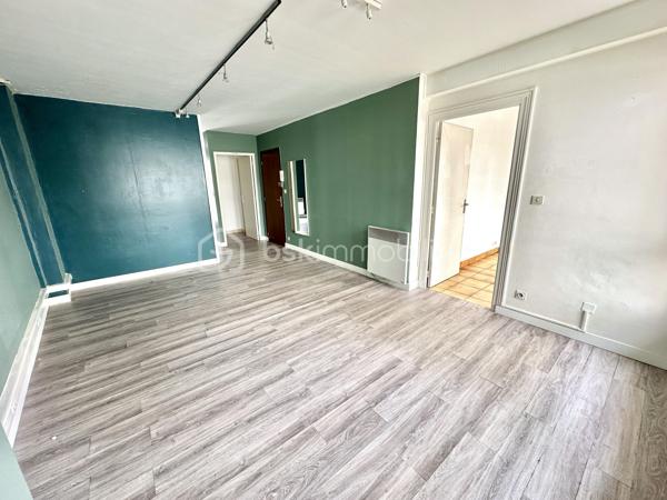 LOCAL COMMERCIAL / BUREAUX – KERFEUNTEUN – QUIMPER

Situé dans le quartier recherché de Kerfeunteun à Quimper, sur un axe passant offrant une excellente visibilité, découvrez ce local commercial / bureau d’environ 43 m² situé au rez-de-chaussée d’une petite copropriété.

Le bien se compose actuellement :

* d’un sas d’entrée / espace accueil (5,70m²)
* d’un double bureau ouvert avec demi-cloisonnement (17,73m² et 13,54m²)
* d’un espace lavabo / WC (3,11m²)
* ainsi qu’un coin stockage (3,47m²)

Traversant et lumineux, ce local bénéficie d’une belle exposition ainsi que d’ouvertures en aluminium avec volets roulants.

Une place de parking privative sécurisée, située à l’arrière du bâtiment dans une cour fermée, complète l’ensemble.

Configuration idéale pour une activité libérale, bureaux professionnels, profession paramédicale, agence, showroom ou activité tertiaire.

Possibilité d’évolution vers un usage habitation sous réserve des autorisations administratives et de copropriété nécessaires.

Les + :

* Emplacement visible et accessible
* Parkings et stationnements à proximité immédiate
* Axe passant
* Une place de parking privatif sécurisé
* Local lumineux
* Rez-de-chaussée
* Petite copropriété
* Possibilité habitation
* Secteur recherché de Quimper

- - - Visite uniquement sur rendez-vous - - -

Contact : Gino DUPUY - BSK Immobilier

_________________________________________________

VENTE IMMOBILIÈRE – QUIMPER & Alentours
Échangeons sur votre projet, sans engagement, pour définir la meilleure stratégie de vente.

APPORTEURS D'AFFAIRES
Vous connaissez quelqu'un qui souhaite vendre ou acheter ?
Un simple message suffit pour initier un contact, je m'occupe du reste. Rémunération attractive.

COLLABORATION INTERCABINET
Discutons volontiers d'un partage de mandat ou d'un acheteur en recherche.

_________________________________________________

Honoraires charge vendeur : aucun frais d'agence supplémentaires pour vous.
Le prix affiché est votre prix final hors frais de notaire.