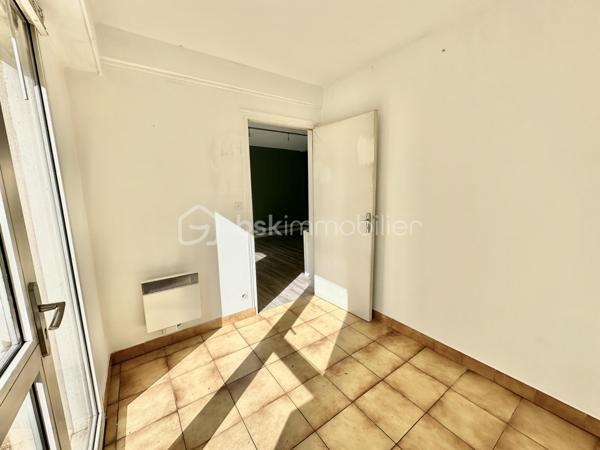 LOCAL COMMERCIAL / BUREAUX – KERFEUNTEUN – QUIMPER

Situé dans le quartier recherché de Kerfeunteun à Quimper, sur un axe passant offrant une excellente visibilité, découvrez ce local commercial / bureau d’environ 43 m² situé au rez-de-chaussée d’une petite copropriété.

Le bien se compose actuellement :

* d’un sas d’entrée / espace accueil (5,70m²)
* d’un double bureau ouvert avec demi-cloisonnement (17,73m² et 13,54m²)
* d’un espace lavabo / WC (3,11m²)
* ainsi qu’un coin stockage (3,47m²)

Traversant et lumineux, ce local bénéficie d’une belle exposition ainsi que d’ouvertures en aluminium avec volets roulants.

Une place de parking privative sécurisée, située à l’arrière du bâtiment dans une cour fermée, complète l’ensemble.

Configuration idéale pour une activité libérale, bureaux professionnels, profession paramédicale, agence, showroom ou activité tertiaire.

Possibilité d’évolution vers un usage habitation sous réserve des autorisations administratives et de copropriété nécessaires.

Les + :

* Emplacement visible et accessible
* Parkings et stationnements à proximité immédiate
* Axe passant
* Une place de parking privatif sécurisé
* Local lumineux
* Rez-de-chaussée
* Petite copropriété
* Possibilité habitation
* Secteur recherché de Quimper

- - - Visite uniquement sur rendez-vous - - -

Contact : Gino DUPUY - BSK Immobilier

_________________________________________________

VENTE IMMOBILIÈRE – QUIMPER & Alentours
Échangeons sur votre projet, sans engagement, pour définir la meilleure stratégie de vente.

APPORTEURS D'AFFAIRES
Vous connaissez quelqu'un qui souhaite vendre ou acheter ?
Un simple message suffit pour initier un contact, je m'occupe du reste. Rémunération attractive.

COLLABORATION INTERCABINET
Discutons volontiers d'un partage de mandat ou d'un acheteur en recherche.

_________________________________________________

Honoraires charge vendeur : aucun frais d'agence supplémentaires pour vous.
Le prix affiché est votre prix final hors frais de notaire.