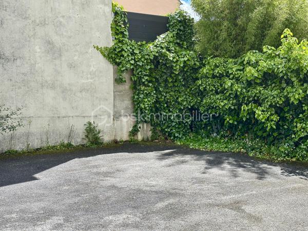 LOCAL COMMERCIAL / BUREAUX – KERFEUNTEUN – QUIMPER

Situé dans le quartier recherché de Kerfeunteun à Quimper, sur un axe passant offrant une excellente visibilité, découvrez ce local commercial / bureau d’environ 43 m² situé au rez-de-chaussée d’une petite copropriété.

Le bien se compose actuellement :

* d’un sas d’entrée / espace accueil (5,70m²)
* d’un double bureau ouvert avec demi-cloisonnement (17,73m² et 13,54m²)
* d’un espace lavabo / WC (3,11m²)
* ainsi qu’un coin stockage (3,47m²)

Traversant et lumineux, ce local bénéficie d’une belle exposition ainsi que d’ouvertures en aluminium avec volets roulants.

Une place de parking privative sécurisée, située à l’arrière du bâtiment dans une cour fermée, complète l’ensemble.

Configuration idéale pour une activité libérale, bureaux professionnels, profession paramédicale, agence, showroom ou activité tertiaire.

Possibilité d’évolution vers un usage habitation sous réserve des autorisations administratives et de copropriété nécessaires.

Les + :

* Emplacement visible et accessible
* Parkings et stationnements à proximité immédiate
* Axe passant
* Une place de parking privatif sécurisé
* Local lumineux
* Rez-de-chaussée
* Petite copropriété
* Possibilité habitation
* Secteur recherché de Quimper

- - - Visite uniquement sur rendez-vous - - -

Contact : Gino DUPUY - BSK Immobilier

_________________________________________________

VENTE IMMOBILIÈRE – QUIMPER & Alentours
Échangeons sur votre projet, sans engagement, pour définir la meilleure stratégie de vente.

APPORTEURS D'AFFAIRES
Vous connaissez quelqu'un qui souhaite vendre ou acheter ?
Un simple message suffit pour initier un contact, je m'occupe du reste. Rémunération attractive.

COLLABORATION INTERCABINET
Discutons volontiers d'un partage de mandat ou d'un acheteur en recherche.

_________________________________________________

Honoraires charge vendeur : aucun frais d'agence supplémentaires pour vous.
Le prix affiché est votre prix final hors frais de notaire.