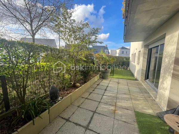 🏡 À VENDRE –Appartement “T4 avec jardin – Pacé – Résidence récente – Terrasse”(aux portes de Rennes)
À découvrir rapidement : appartement T4 de 73 m² en rez-de-jardin, situé à Pacé, dans une résidence récente, sécurisée et au calme, à proximité immédiate des commerces, écoles et transports.

👉 Accès rapide à Rennes
🌿 Un extérieur recherché (comme une maison)
Belle pièce de vie lumineuse avec salon / séjour donnant directement sur une terrasse + jardin privatif 🌳
➡️ Idéal pour profiter des beaux jours, recevoir ou pour les enfants

✔ Cuisine ouverte aménagée et équipée
✔ Espace de vie moderne et fonctionnel
🛏️ 3 chambres – idéal famille / investissement
✔ 3 chambres dont une avec dressing
✔ Salle de bain ✔ WC indépendant

⭐ LES + QUI FONT LA DIFFÉRENCE
✔ Rez-de-jardin avec extérieur
✔ Résidence récente (aucun travaux)
✔ Très lumineux
✔ Quartier calme et recherché
✔ Proche centre de Pacé
✔ Bonne rentabilité possible

📸 Photos supplémentaires sur demande
🚨 BIEN TRÈS RECHERCHÉ SUR LE SECTEUR – OPPORTUNITÉ À SAISIR RAPIDEMENT !