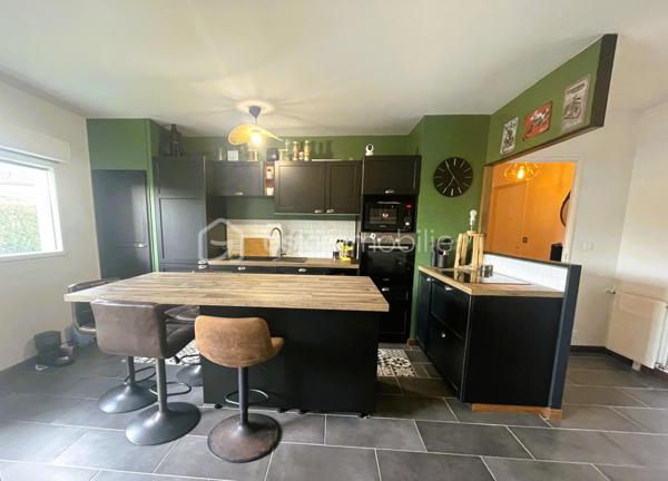 🏡 À VENDRE –Appartement “T4 avec jardin – Pacé – Résidence récente – Terrasse”(aux portes de Rennes)
À découvrir rapidement : appartement T4 de 73 m² en rez-de-jardin, situé à Pacé, dans une résidence récente, sécurisée et au calme, à proximité immédiate des commerces, écoles et transports.

👉 Accès rapide à Rennes
🌿 Un extérieur recherché (comme une maison)
Belle pièce de vie lumineuse avec salon / séjour donnant directement sur une terrasse + jardin privatif 🌳
➡️ Idéal pour profiter des beaux jours, recevoir ou pour les enfants

✔ Cuisine ouverte aménagée et équipée
✔ Espace de vie moderne et fonctionnel
🛏️ 3 chambres – idéal famille / investissement
✔ 3 chambres dont une avec dressing
✔ Salle de bain ✔ WC indépendant

⭐ LES + QUI FONT LA DIFFÉRENCE
✔ Rez-de-jardin avec extérieur
✔ Résidence récente (aucun travaux)
✔ Très lumineux
✔ Quartier calme et recherché
✔ Proche centre de Pacé
✔ Bonne rentabilité possible

📸 Photos supplémentaires sur demande
🚨 BIEN TRÈS RECHERCHÉ SUR LE SECTEUR – OPPORTUNITÉ À SAISIR RAPIDEMENT !