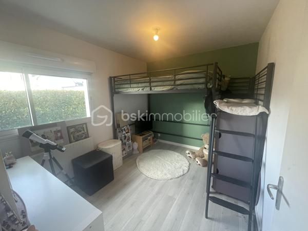 🏡 À VENDRE –Appartement “T4 avec jardin – Pacé – Résidence récente – Terrasse”(aux portes de Rennes)
À découvrir rapidement : appartement T4 de 73 m² en rez-de-jardin, situé à Pacé, dans une résidence récente, sécurisée et au calme, à proximité immédiate des commerces, écoles et transports.

👉 Accès rapide à Rennes
🌿 Un extérieur recherché (comme une maison)
Belle pièce de vie lumineuse avec salon / séjour donnant directement sur une terrasse + jardin privatif 🌳
➡️ Idéal pour profiter des beaux jours, recevoir ou pour les enfants

✔ Cuisine ouverte aménagée et équipée
✔ Espace de vie moderne et fonctionnel
🛏️ 3 chambres – idéal famille / investissement
✔ 3 chambres dont une avec dressing
✔ Salle de bain ✔ WC indépendant

⭐ LES + QUI FONT LA DIFFÉRENCE
✔ Rez-de-jardin avec extérieur
✔ Résidence récente (aucun travaux)
✔ Très lumineux
✔ Quartier calme et recherché
✔ Proche centre de Pacé
✔ Bonne rentabilité possible

📸 Photos supplémentaires sur demande
🚨 BIEN TRÈS RECHERCHÉ SUR LE SECTEUR – OPPORTUNITÉ À SAISIR RAPIDEMENT !