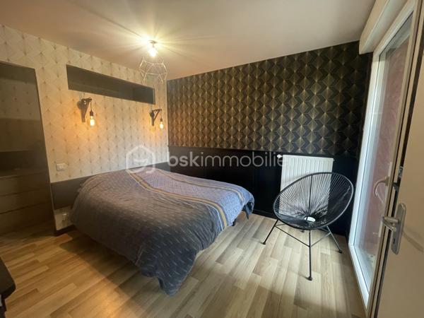 🏡 À VENDRE –Appartement “T4 avec jardin – Pacé – Résidence récente – Terrasse”(aux portes de Rennes)
À découvrir rapidement : appartement T4 de 73 m² en rez-de-jardin, situé à Pacé, dans une résidence récente, sécurisée et au calme, à proximité immédiate des commerces, écoles et transports.

👉 Accès rapide à Rennes
🌿 Un extérieur recherché (comme une maison)
Belle pièce de vie lumineuse avec salon / séjour donnant directement sur une terrasse + jardin privatif 🌳
➡️ Idéal pour profiter des beaux jours, recevoir ou pour les enfants

✔ Cuisine ouverte aménagée et équipée
✔ Espace de vie moderne et fonctionnel
🛏️ 3 chambres – idéal famille / investissement
✔ 3 chambres dont une avec dressing
✔ Salle de bain ✔ WC indépendant

⭐ LES + QUI FONT LA DIFFÉRENCE
✔ Rez-de-jardin avec extérieur
✔ Résidence récente (aucun travaux)
✔ Très lumineux
✔ Quartier calme et recherché
✔ Proche centre de Pacé
✔ Bonne rentabilité possible

📸 Photos supplémentaires sur demande
🚨 BIEN TRÈS RECHERCHÉ SUR LE SECTEUR – OPPORTUNITÉ À SAISIR RAPIDEMENT !