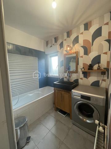 🏡 À VENDRE –Appartement “T4 avec jardin – Pacé – Résidence récente – Terrasse”(aux portes de Rennes)
À découvrir rapidement : appartement T4 de 73 m² en rez-de-jardin, situé à Pacé, dans une résidence récente, sécurisée et au calme, à proximité immédiate des commerces, écoles et transports.

👉 Accès rapide à Rennes
🌿 Un extérieur recherché (comme une maison)
Belle pièce de vie lumineuse avec salon / séjour donnant directement sur une terrasse + jardin privatif 🌳
➡️ Idéal pour profiter des beaux jours, recevoir ou pour les enfants

✔ Cuisine ouverte aménagée et équipée
✔ Espace de vie moderne et fonctionnel
🛏️ 3 chambres – idéal famille / investissement
✔ 3 chambres dont une avec dressing
✔ Salle de bain ✔ WC indépendant

⭐ LES + QUI FONT LA DIFFÉRENCE
✔ Rez-de-jardin avec extérieur
✔ Résidence récente (aucun travaux)
✔ Très lumineux
✔ Quartier calme et recherché
✔ Proche centre de Pacé
✔ Bonne rentabilité possible

📸 Photos supplémentaires sur demande
🚨 BIEN TRÈS RECHERCHÉ SUR LE SECTEUR – OPPORTUNITÉ À SAISIR RAPIDEMENT !