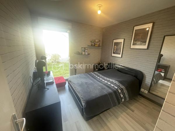 🏡 À VENDRE –Appartement “T4 avec jardin – Pacé – Résidence récente – Terrasse”(aux portes de Rennes)
À découvrir rapidement : appartement T4 de 73 m² en rez-de-jardin, situé à Pacé, dans une résidence récente, sécurisée et au calme, à proximité immédiate des commerces, écoles et transports.

👉 Accès rapide à Rennes
🌿 Un extérieur recherché (comme une maison)
Belle pièce de vie lumineuse avec salon / séjour donnant directement sur une terrasse + jardin privatif 🌳
➡️ Idéal pour profiter des beaux jours, recevoir ou pour les enfants

✔ Cuisine ouverte aménagée et équipée
✔ Espace de vie moderne et fonctionnel
🛏️ 3 chambres – idéal famille / investissement
✔ 3 chambres dont une avec dressing
✔ Salle de bain ✔ WC indépendant

⭐ LES + QUI FONT LA DIFFÉRENCE
✔ Rez-de-jardin avec extérieur
✔ Résidence récente (aucun travaux)
✔ Très lumineux
✔ Quartier calme et recherché
✔ Proche centre de Pacé
✔ Bonne rentabilité possible

📸 Photos supplémentaires sur demande
🚨 BIEN TRÈS RECHERCHÉ SUR LE SECTEUR – OPPORTUNITÉ À SAISIR RAPIDEMENT !