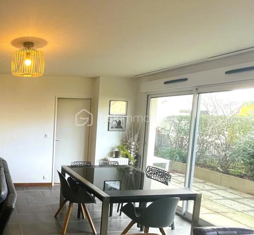 🏡 À VENDRE –Appartement “T4 avec jardin – Pacé – Résidence récente – Terrasse”(aux portes de Rennes)
À découvrir rapidement : appartement T4 de 73 m² en rez-de-jardin, situé à Pacé, dans une résidence récente, sécurisée et au calme, à proximité immédiate des commerces, écoles et transports.

👉 Accès rapide à Rennes
🌿 Un extérieur recherché (comme une maison)
Belle pièce de vie lumineuse avec salon / séjour donnant directement sur une terrasse + jardin privatif 🌳
➡️ Idéal pour profiter des beaux jours, recevoir ou pour les enfants

✔ Cuisine ouverte aménagée et équipée
✔ Espace de vie moderne et fonctionnel
🛏️ 3 chambres – idéal famille / investissement
✔ 3 chambres dont une avec dressing
✔ Salle de bain ✔ WC indépendant

⭐ LES + QUI FONT LA DIFFÉRENCE
✔ Rez-de-jardin avec extérieur
✔ Résidence récente (aucun travaux)
✔ Très lumineux
✔ Quartier calme et recherché
✔ Proche centre de Pacé
✔ Bonne rentabilité possible

📸 Photos supplémentaires sur demande
🚨 BIEN TRÈS RECHERCHÉ SUR LE SECTEUR – OPPORTUNITÉ À SAISIR RAPIDEMENT !
